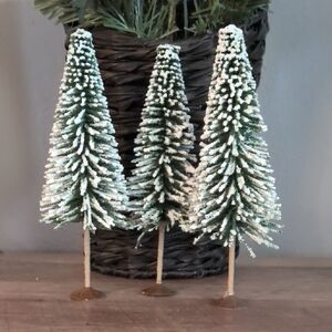 Snowy Green Holiday Trees Set